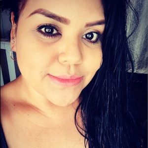 Meet your Posher, Adela